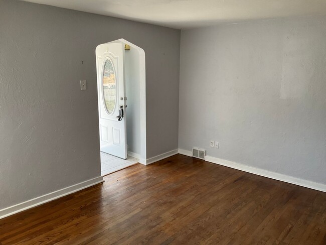 Building Photo - Surprisingly Spacious! 3-Bedroom 2 bath Ho...