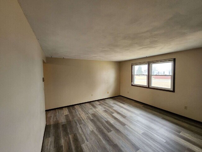 Building Photo - UPPER: 1 Bedroom Apartment in a quiet building.