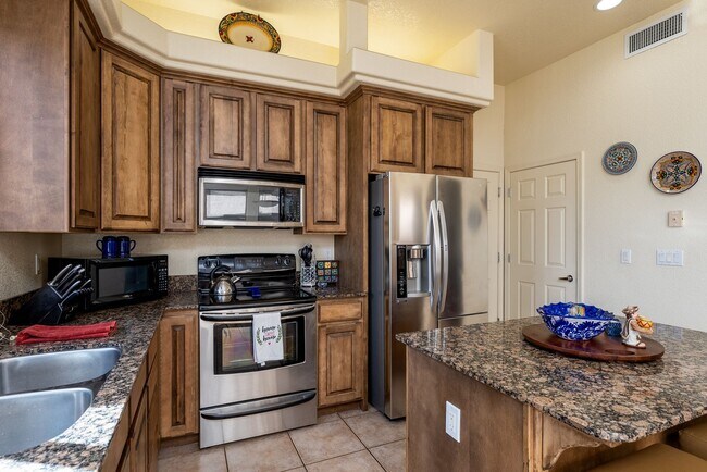 Building Photo - Gated Community 2 Bed/2 Bath Condo Furnished Long term Boat deep garage