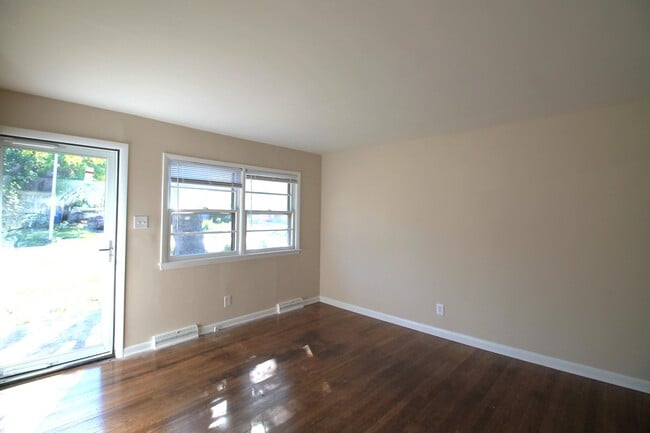 Building Photo - 155 1/2 Delmont Dr