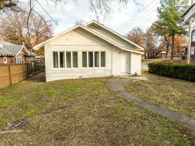 Building Photo - Freshly Updated 3 Bedroom House