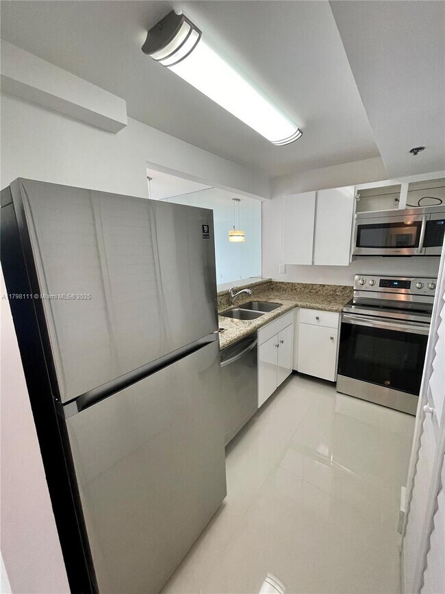 Building Photo - 540 Brickell Key Dr