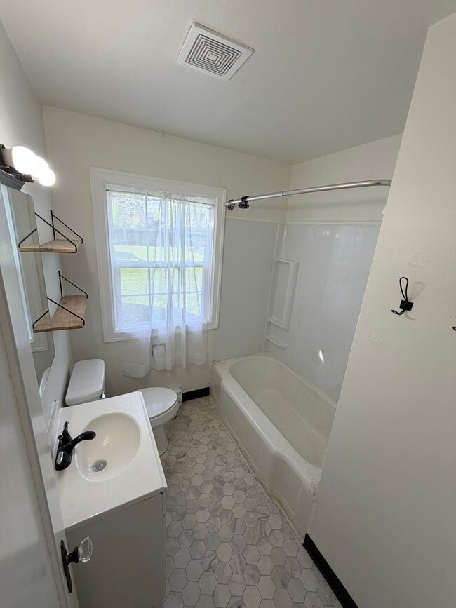 Building Photo - Charming 3 Bedroom with a Large Fenced Yard!