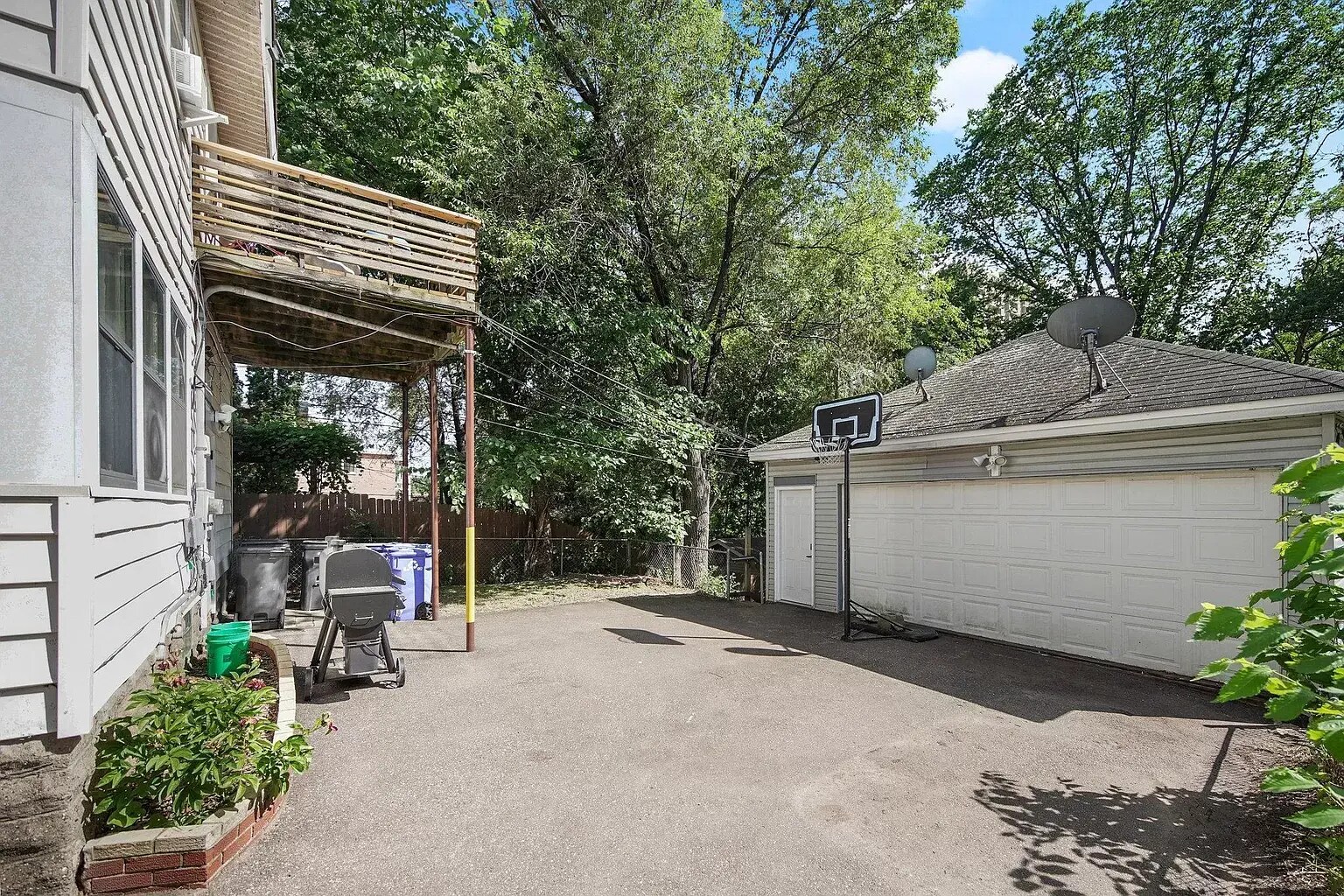 Plenty of outdoor space - 724 Como Ave