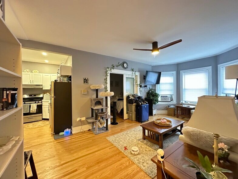 Building Photo - 561 W Cornelia Ave