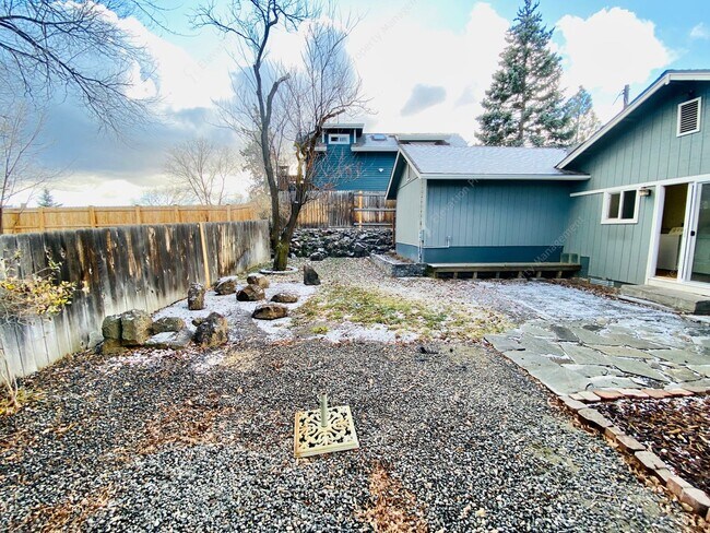 Building Photo - Charming 2 BR in downtown Bend - flexible ...