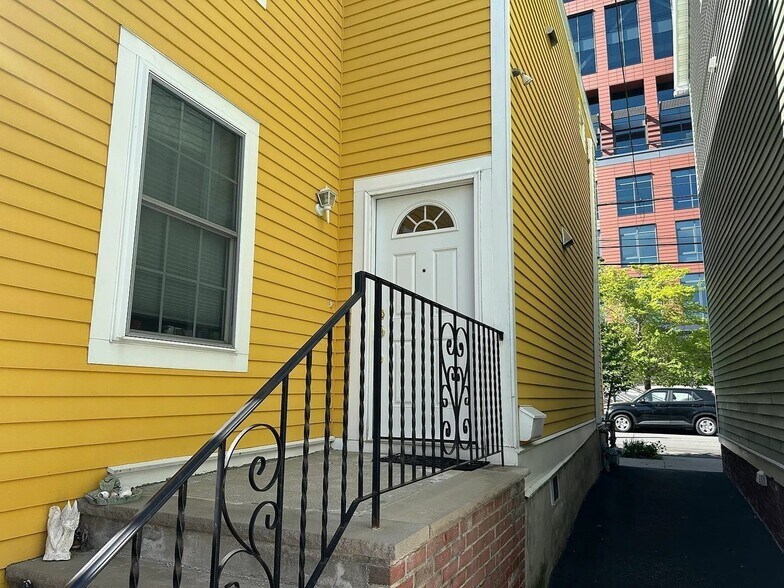 Building Photo - 46 Spring St