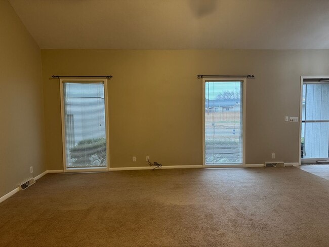 Building Photo - Updated Townhome in Willow Wood Near 120th & Blondo!