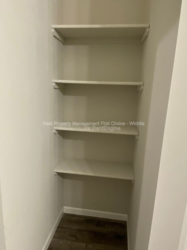 Building Photo - 412 S Longbranch Dr