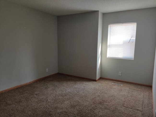 Building Photo - Charming Townhome with Spacious Yard