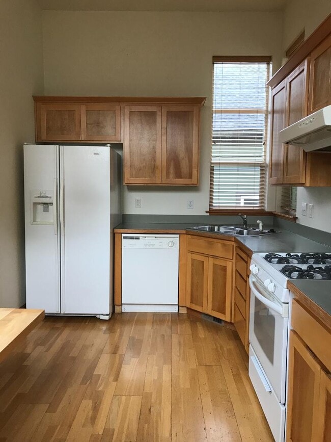 Building Photo - 3911 NE 9th Ave