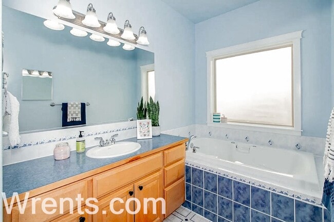 Building Photo - Stunning 4 Bed, 3 Bath Home in Gated 5-Mil...