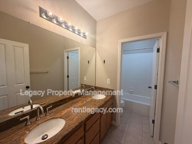 Building Photo - 4711 Summerset Dr