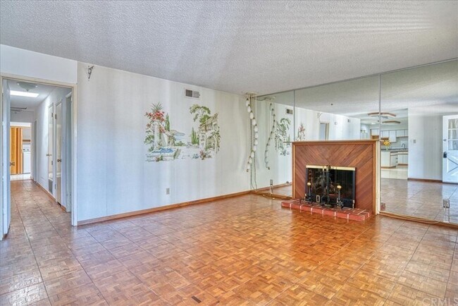 Building Photo - 5 Bedroom 3-bathroom Large single level home!