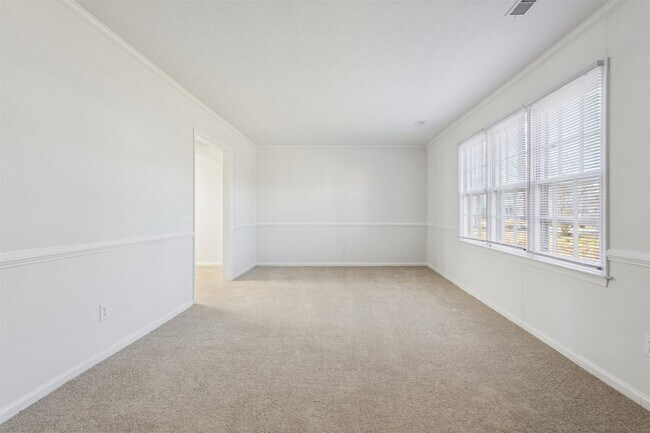 Building Photo - 3BR 2.5 BA Mid-Town Newport News