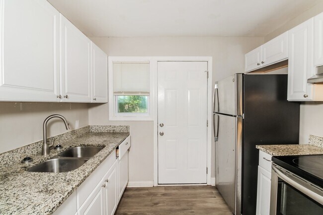 Building Photo - 2813 Dubard St