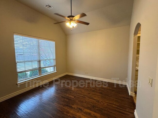 Building Photo - 2016 E 135th St S