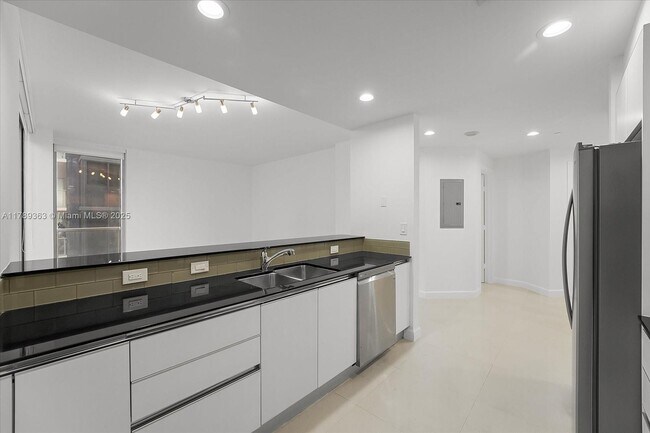 Building Photo - 1050 Brickell Ave