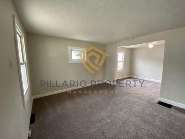 Building Photo - Spacious 3 Bedroom / 1 Bath Home Near Down...