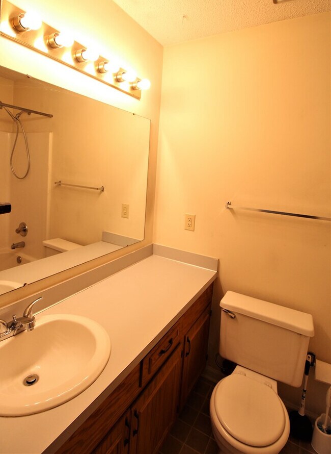 Building Photo - 60 Crowndale Ct
