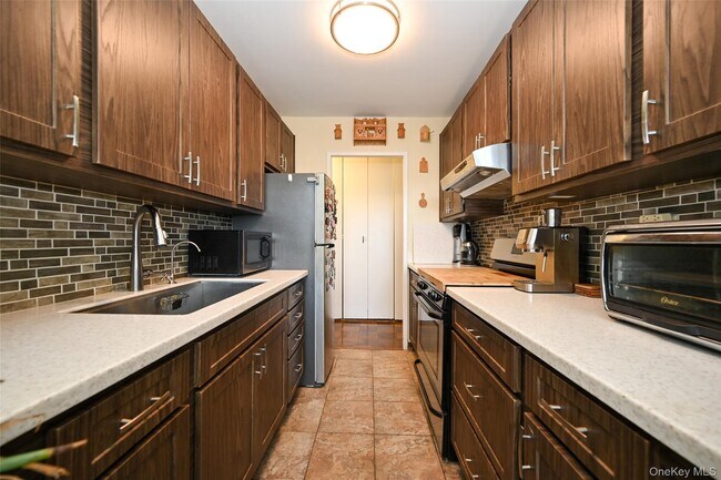 Building Photo - 61-20 Grand Central Pkwy