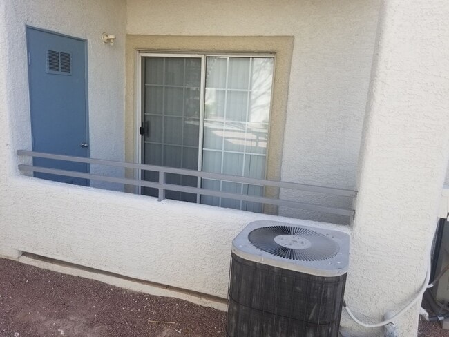 Building Photo - 2 Bedroom Condo!