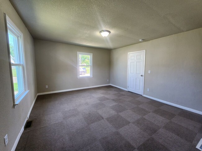 Building Photo - 3BR Home with Modern Kitchen in Knoxville, IA