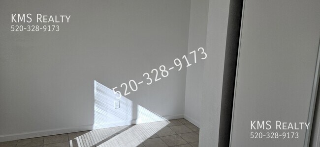 Building Photo - 757 E Pastime Rd