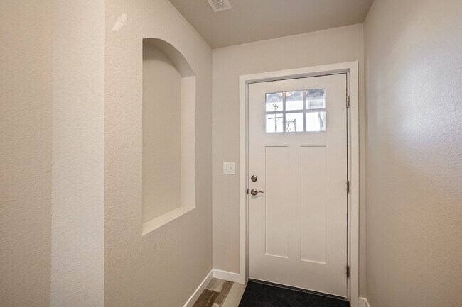 Building Photo - 3 bedroom - Date St