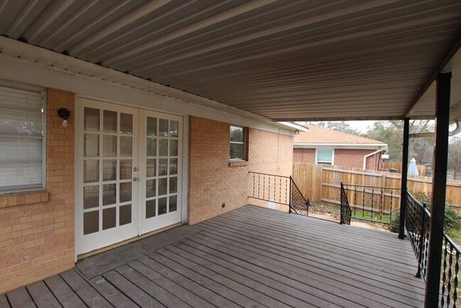 Building Photo - 3 Bed 2 Bath Home Near UT Tyler!