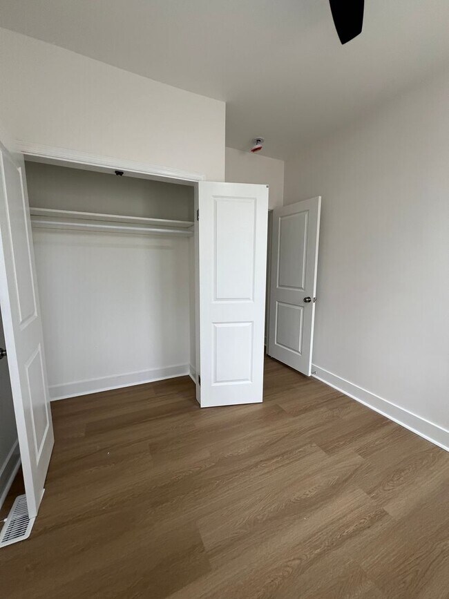 Building Photo - Charming 3 Bedroom 2 Bathroom Home