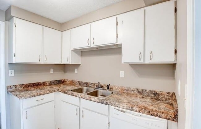 Building Photo - Walking distance to UNMC - Just open!