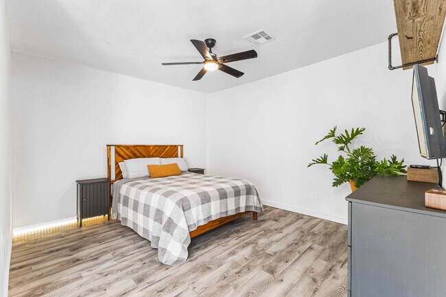 Building Photo - Timeless Charm Meets Modern Comfort in Brookview