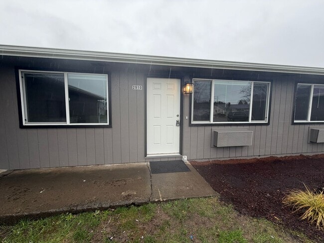 Building Photo - Newly Remodeled Large 2 Bedroom!