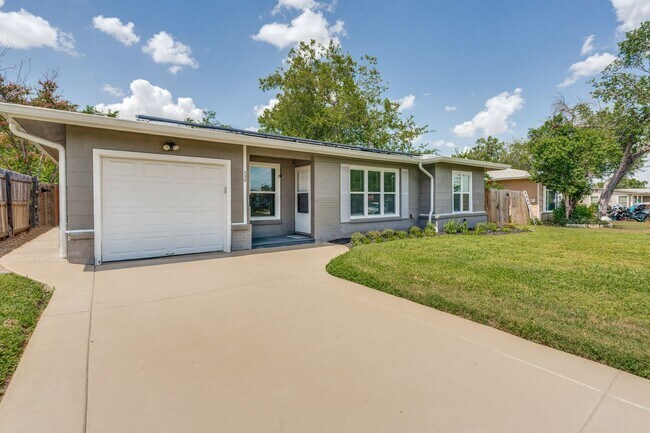 Building Photo - Charming 2-Bedroom Home with Updated Kitch...