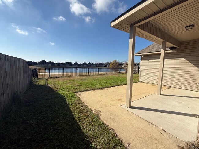 Building Photo - New Lake Front Home in Magnolia Lakes off Burbank Near Staring