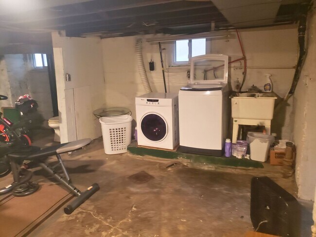 Building Photo - Inviting 2-Bedroom Home with Spacious Livi...