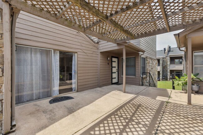 Building Photo - 2400 Sq Ft Condo for Rent Near Shopping