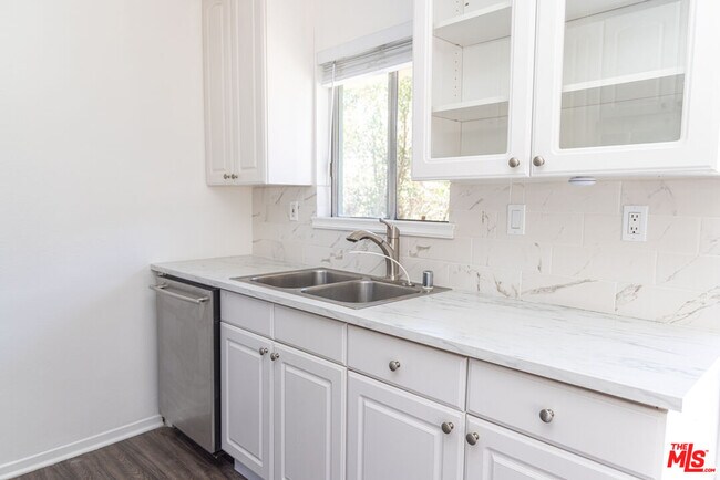Building Photo - 1112 N Olive Dr