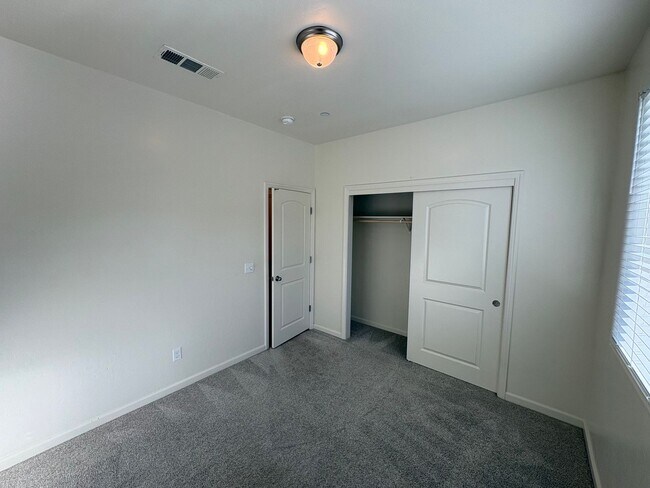 Building Photo - Beautiful home in a gated community Rent Ready!