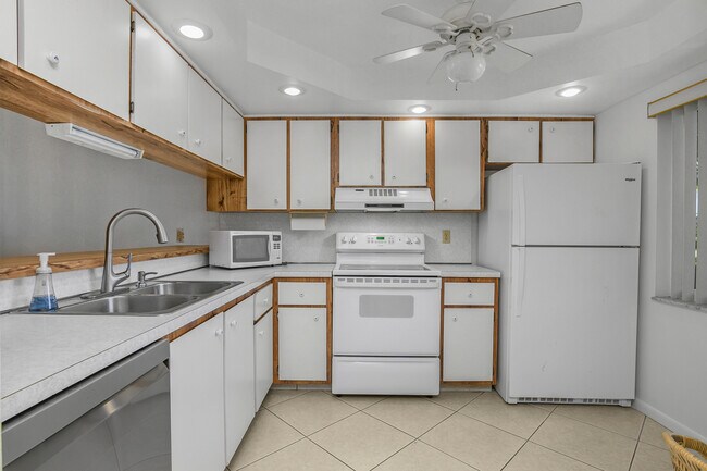 Building Photo - 190 Palm Dr