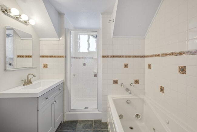 Building Photo - Charming 1906 Craftsman in Fremont — 3 Beds, Walk to Shops & Parks