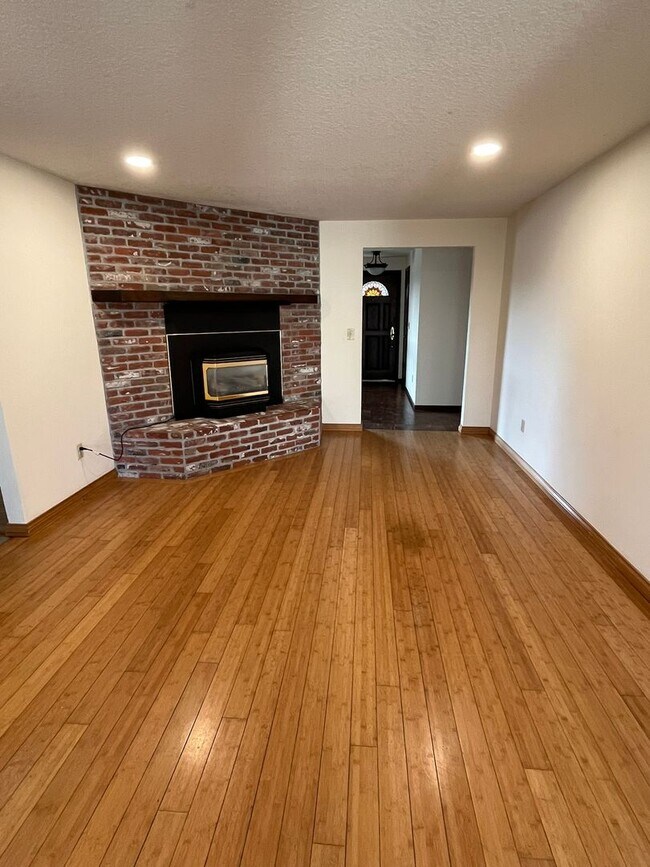 Building Photo - Beautiful One-Level Home with Sunroom, Vaulted Ceilings & Multiple Living Areas