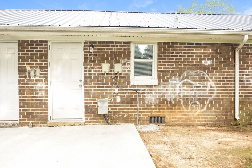 Building Photo - 702 Couch St