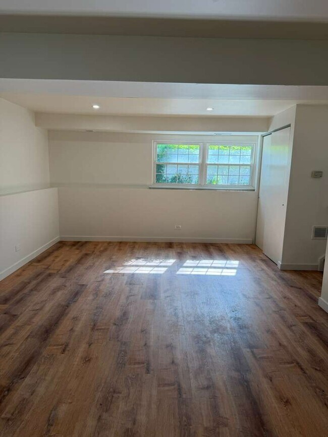 Building Photo - 136 Brookwood Ct