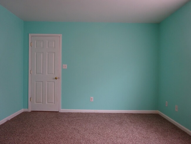 Building Photo - A cutie pie of a home!