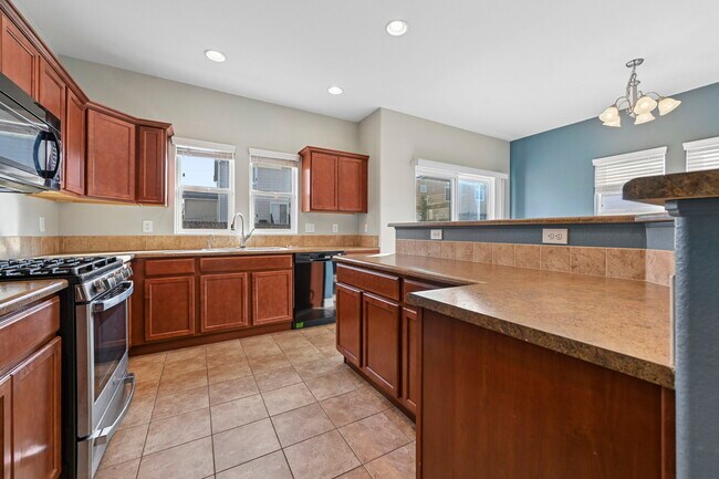 Building Photo - 6914 Dusty Miller Way