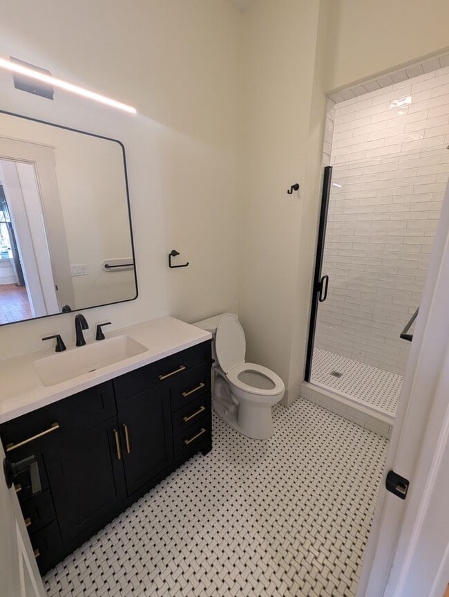 Building Photo - Newly renovated, modern apartment in historic Covington