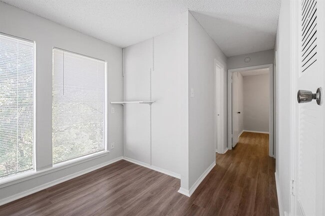 Building Photo - 6205 Shadow Valley Dr