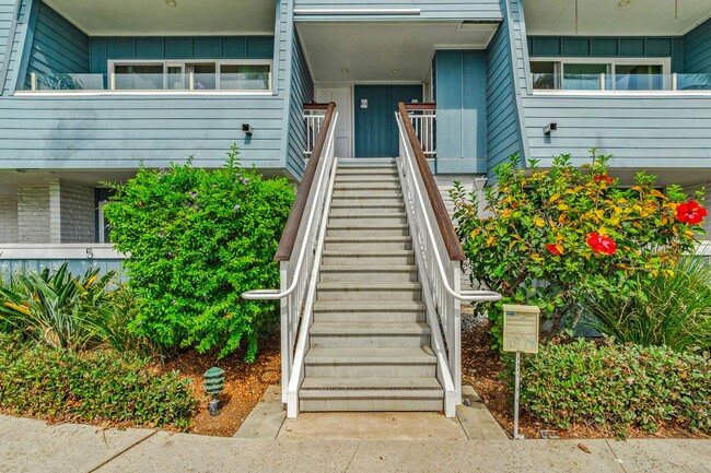 Building Photo - Stunning Spacious 2 Bed 2.5 Bath Condo in ...